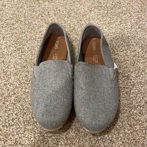 TOMS Women's Redondo Loafer Flat in grey, size 8.5